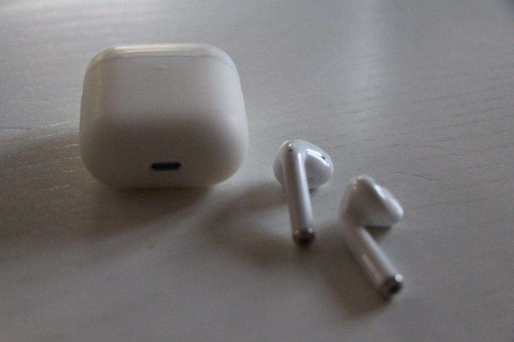 Apple AirPods 2  wireless iPoster.ua