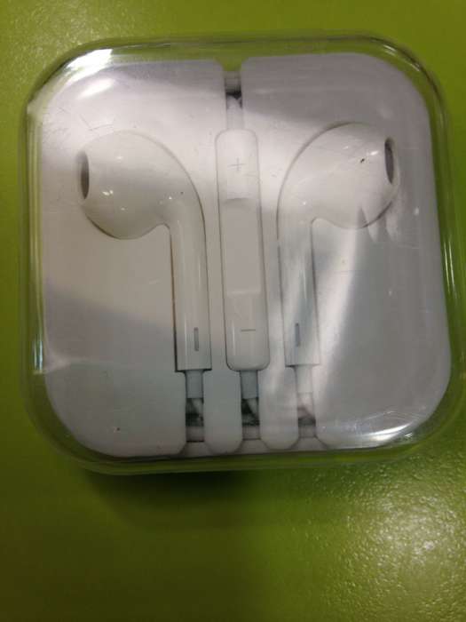EarPods из комплекта iPhone 5s iPoster.ua