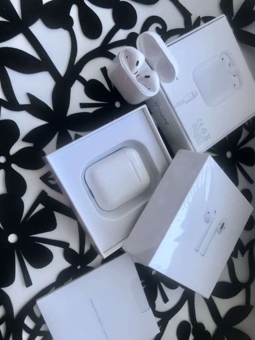 AirPods 2 with charging case iPoster.ua