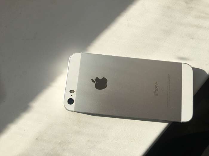 iPhone SE 16 GB Silver БУ iPoster.ua